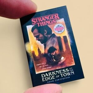 Zuru Mini Brands Book: Stranger Things Darkness on the Edge of Town